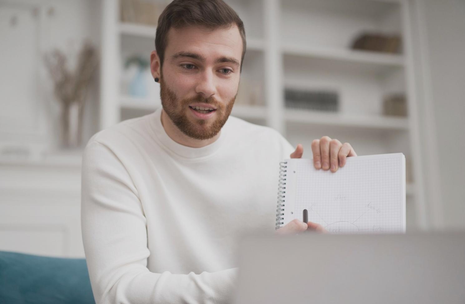 Estudiantes trabajando en análisis financiero con hojas de cálculo